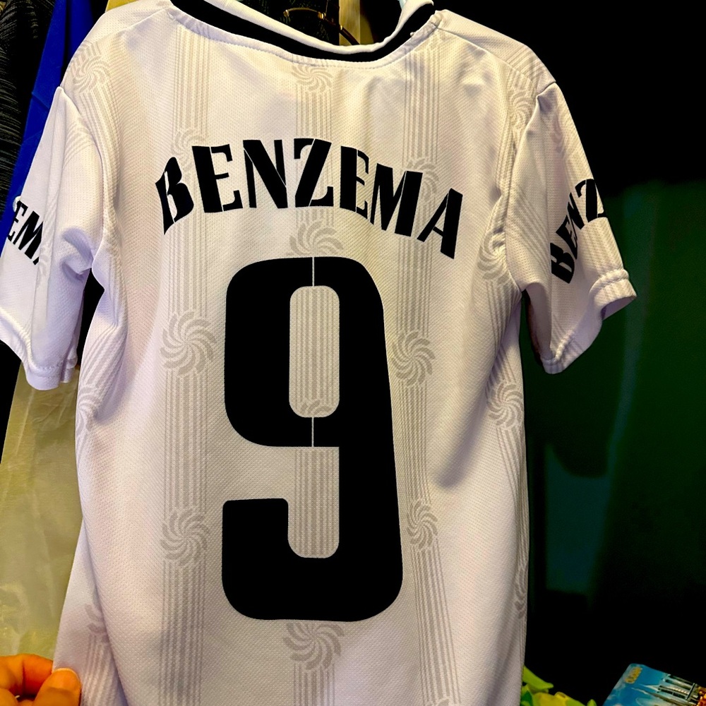Real Madrid replicate Benzema jersey
